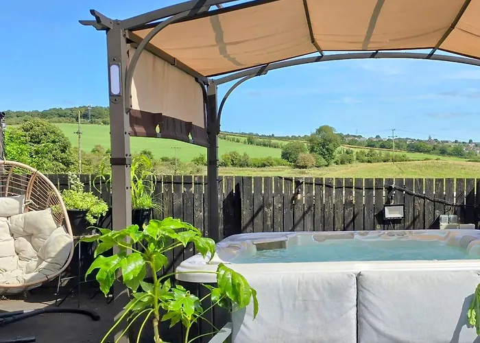 The Green Monkey Lux Suite At The Grumpy Schnauzer B&B Private Hot Tub, Gym, Breakfast, Stunning!